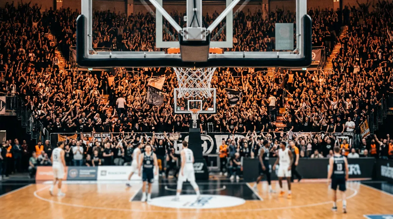 Público animando en un pabellón de baloncesto de la Liga ACB durante un partido
